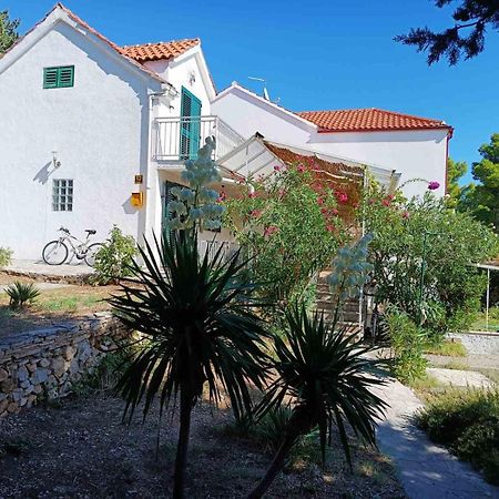 Charming Apartments With Garden Bol Ruang foto