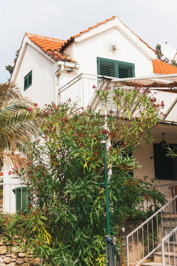 Charming Apartments With Garden Bol Bagian luar foto